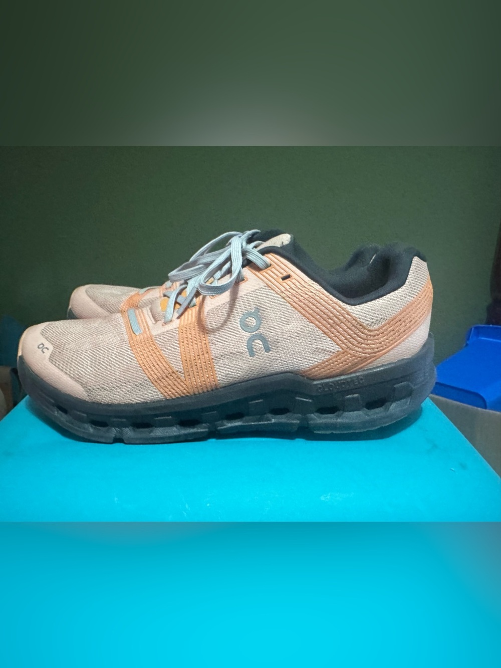 On Clouds Women's Athletic Shoes - Peach/Black sz 10.5